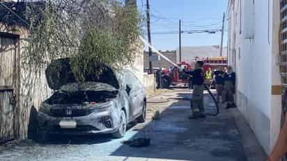 Se incendia el patio de un domicilio y alcanza auto estacionado en Torreón