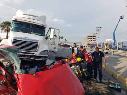 Muere sexagenario luego de terminar prensado en su vehículo