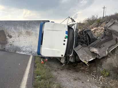 Vuelca grúa en la carretera a Monclova; el conductor resultó lesionado