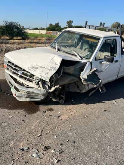Camionetas chocan de frente en el ejido Dinamita de Gómez Palacio