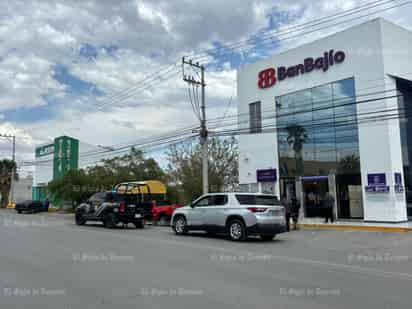 Mujer sale del banco y motociclistas la despojan de 100 mil pesos