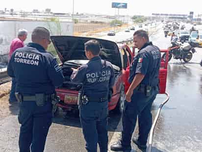 Agentes municipales intervienen en incendio de auto sobre el Periférico de Torreón