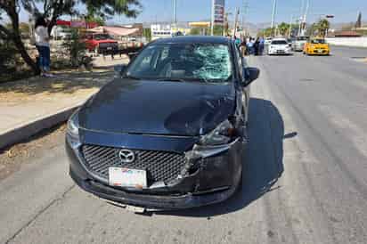 Motociclista choca contra auto en Torreón y termina en el hospital