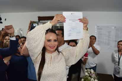 Susy Torrecillas recibe constancia de mayoría del IEPC