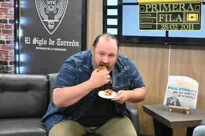 Deleita su paladar. Daniel tuvo la oportunidad de probar la
gastronomía local: unas ricas gorditas de cocedor.