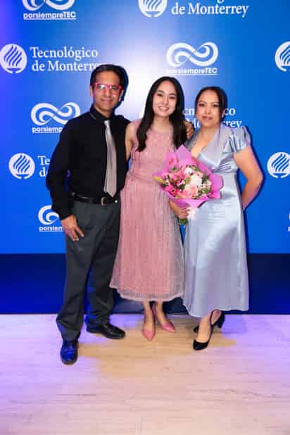 José Luis Montoya, Ángela Zulema Montoya y Zulema
Romero.