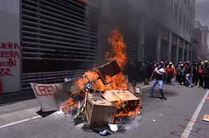 Docentes de la CNTE toman sede del SNTE entre consignas y golpes con mazo