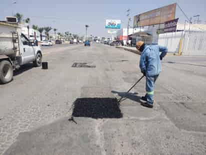 Avanza programa permanente de bacheo en Gómez Palacio