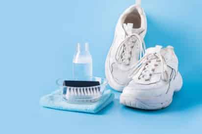 Un truco casero con amoniaco y percarbonato de sodio ayuda a devolverle el blanco a tus tenis sin dañarlos.