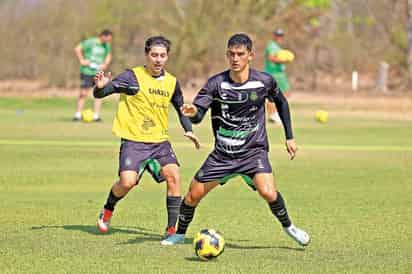 Jordan Carrillo y Salvador Mariscal Murra disputan un balón en la pretemporada santista en Sinaloa. (Cortesía)