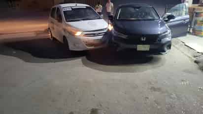 Taxista en estado de ebriedad choca con auto estacionado en Gómez Palacio
