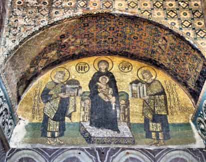 Mosaico bizantino de la Virgen y el Niño entre los emperadores Justiniano y Constantino, en la mezquita de Santa Sofía, en Estambul, Turquía. Foto: Casalmaggiore Provincia