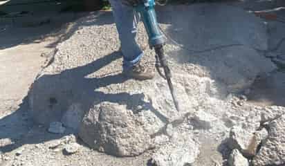 Retiran pieza de concreto que obstruía circulación en colonia de San Pedro