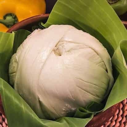 Array Lugar de origen: Valles Centrales de Oaxaca, donde los frailes dominicos introdujeron la técnica de elaboración del queso de pasta hilada, cuyo origen es de la cocina de Italia.
Elaborado con leche de vaca, el quesillo es de tipo blanco semiblando, caracterizado por una textura fibrosa. Ocupa el lugar número 35 en el top 100 de los mejores quesos del mundo y es un emblema del sur del país. Su sabor es cremoso, suave y mantecoso, ideal para quesadillas, empanadas y tlayudas. Gracias a su alta capacidad de derretimiento, se suele usar en platillos horneados.