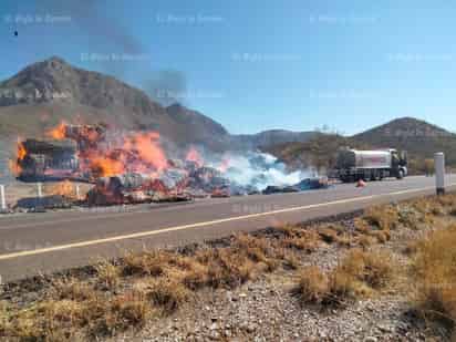 Se incendia tráiler cargado con cartón en Lerdo