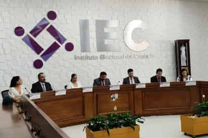 Entrega IEC constancias a Magistradas y Magistrados electos