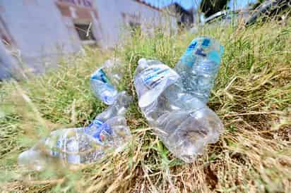 Una de las principales fuentes de contaminación por plásticos son los productos plásticos de un solo uso, como las botellas de agua. (EL SIGLO DE TORREÓN)