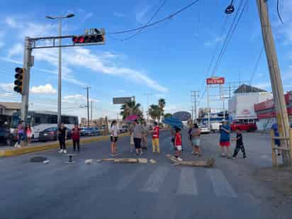 Vecinos del ejido La Merced bloquean vialidad por falta de luz; acusan indiferencia de CFE