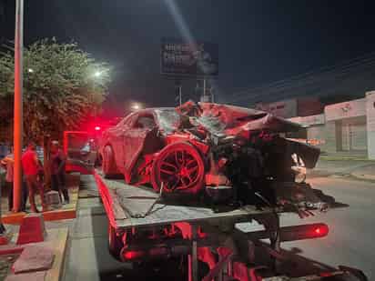 2 lesionados, 4 postes derribados y 3 unidades chocadas deja accidente registrado en la madrugada