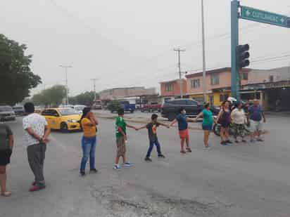 Vecinos de las colonias Pancho Villa y San Marcos bloquean calzadas por falta de luz