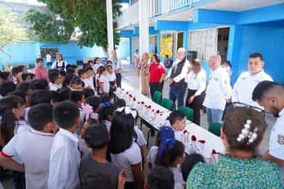 Ayuntamiento de Gómez Palacio entrega calzado deportivo a alumnos de la escuela primaria Mariano Castillo Nájera