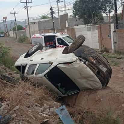 De milagro resulta ilesa luego de volcar en su camioneta
