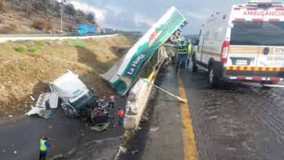 Cae tráiler de puente vehicular; su conductor resultó ileso