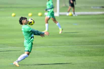 A pesar del intenso calor en la región, los jugadores de Santos Laguna se entrenan con entrega y dedicación rumbo a la próxima campaña.
