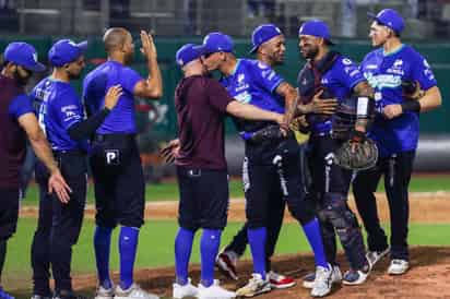 Aldo López y Yoan López se felicitan junto al resto de sus compañeros, luego de obtener una apretada y emocionante victoria que permite a los Guindas mantener viva su racha de 8 series ganadas al hilo.