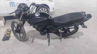 Agentes municipales detiene a joven que manejaba motocicleta con reporte de robo vigente
