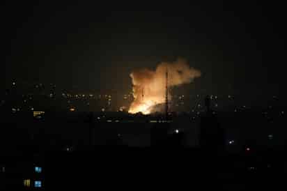Humo se eleva tras una explosión en Teherán, Irán / AP