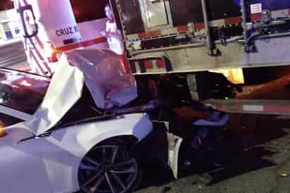 Destroza su auto al chocar contra tráiler estacionado