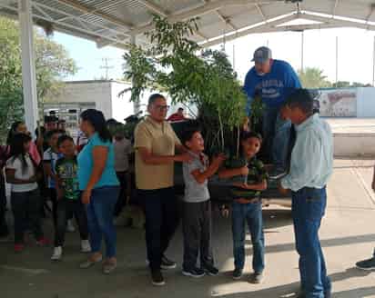 Inicia campaña de reforestación en escuela Ricardo Flores M.