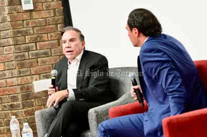 Ministro lagunero Javier Laynez interactúa con estudiantes de la Ibero Torreón