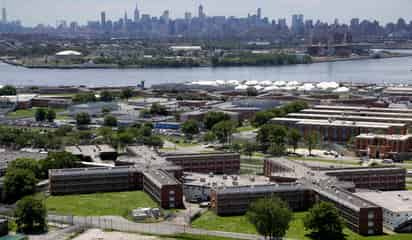 Jueza bloquea plan para permitir agentes migratorios en cárcel de Nueva York