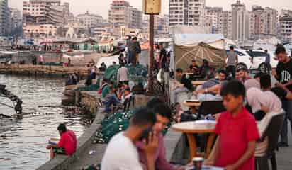 Ataques israelíes en Gaza dejan 20 muertos; miles de palestinos buscan alimentos