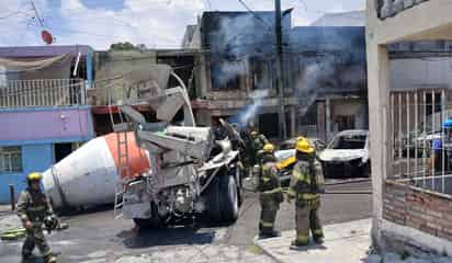 Revolvedora choca con casa y autos, causa incendio al dañar medidor de gas