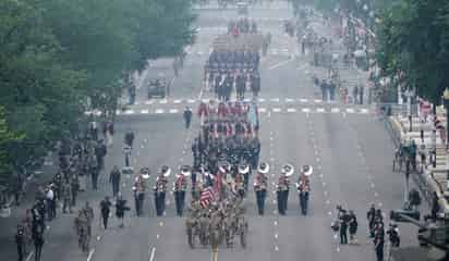 Desfile militar en Washington, D.C., incluye tanques, tropas y salva de 21 cañonazos