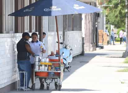 Vendedores ambulantes de comida chatarra cambian de giro y ahora se dedican a la nieve de garrafa.