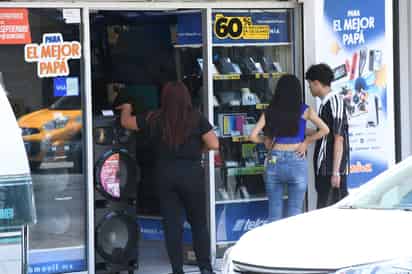 Entre compras, festejos y vigilancia se vivirá el día del Padre en La Laguna.