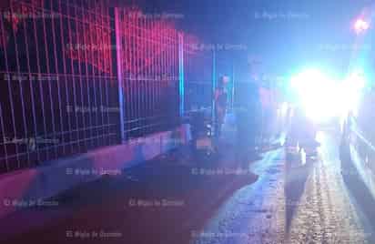 Joven impacta motocicleta contra oficinas de gobierno en Gómez Palacio