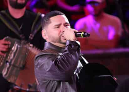 Larry Hernández entrega su propuesta a laguneros