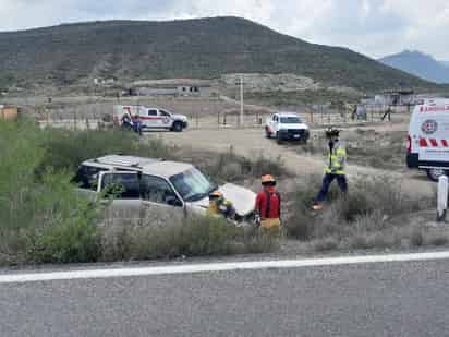 Vuelcan 3 hombres que se encontraban alcoholizados; conductor huyó del lugar