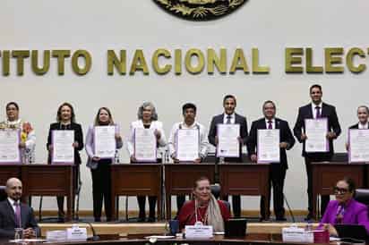 INE entrega constancias de mayoría a los próximos ministros de la SCJN