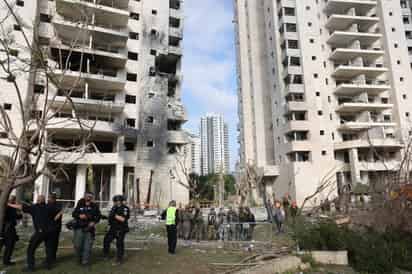 Equipos de emergencia israelíes operan en el lugar donde misiles balísticos iraníes impactaron edificios residenciales en Petah Tikva, en el centro de Israel, el 16 de junio de 2025 / EFE