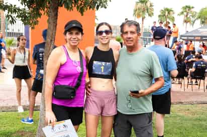 Adriána, Valeria y Raúl Macías.
