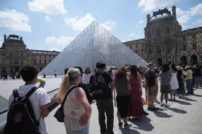 Cierra el Louvre por huelga: empleados denuncian colapso por exceso de turistas