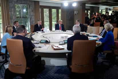 De izquierda a derecha, la primera ministra de Italia Giorgia Meloni, el presidente de Francia Emmanuel Macron, el primer ministro de Canadá Mark Carney, el presidente de Estados Unidos Donald Trump, el primer ministro de Gran Bretaña Keir Starmer, y el canciller alemán Friedrich Merz, en una sesión de la Cumbre del G7.