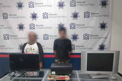 Agentes de la Policía Municipal detienen a dos personas por robo y daños en negocio