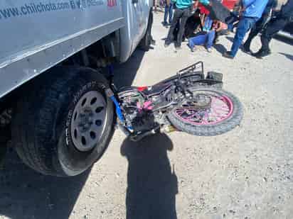 Joven motociclista termina lesionado tras impactarse con camión en Gómez Palacio
